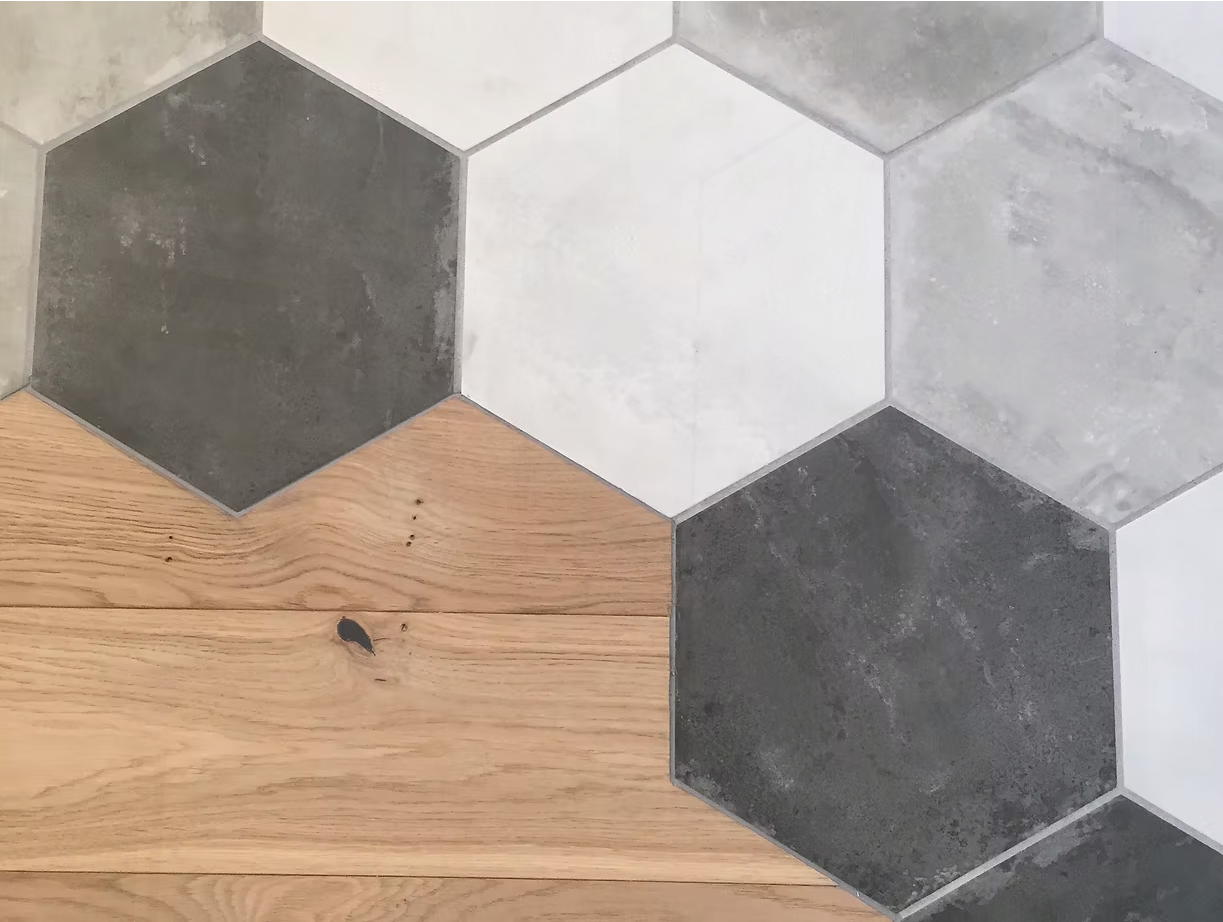 Interno: dettaglio della predisposizione di piastrelle