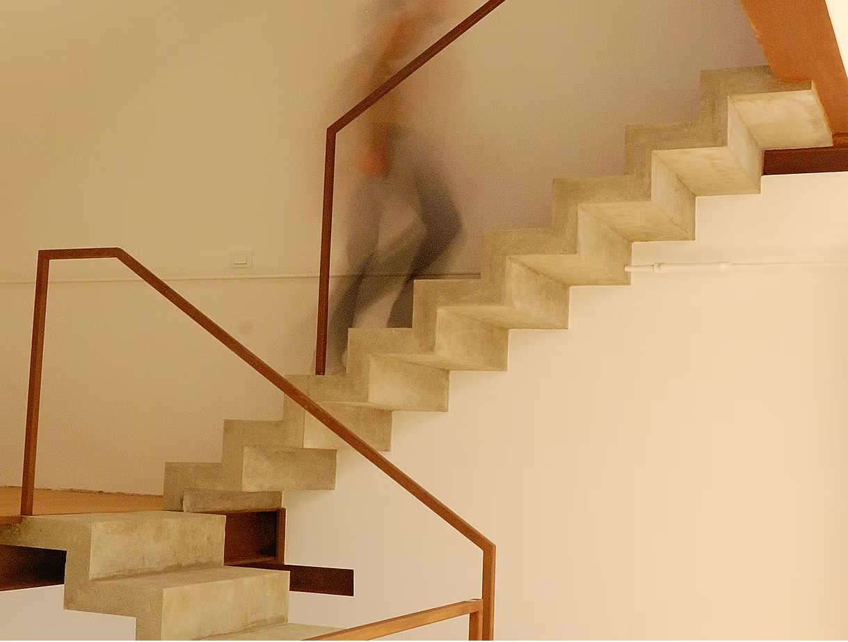 Interno: dettaglio di una scala di design con scorrimano