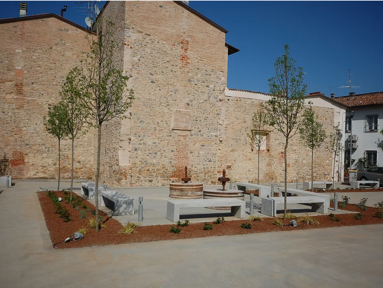 Esterno: piazza accogliente con alberi, aiuole curate, panchine e fontane