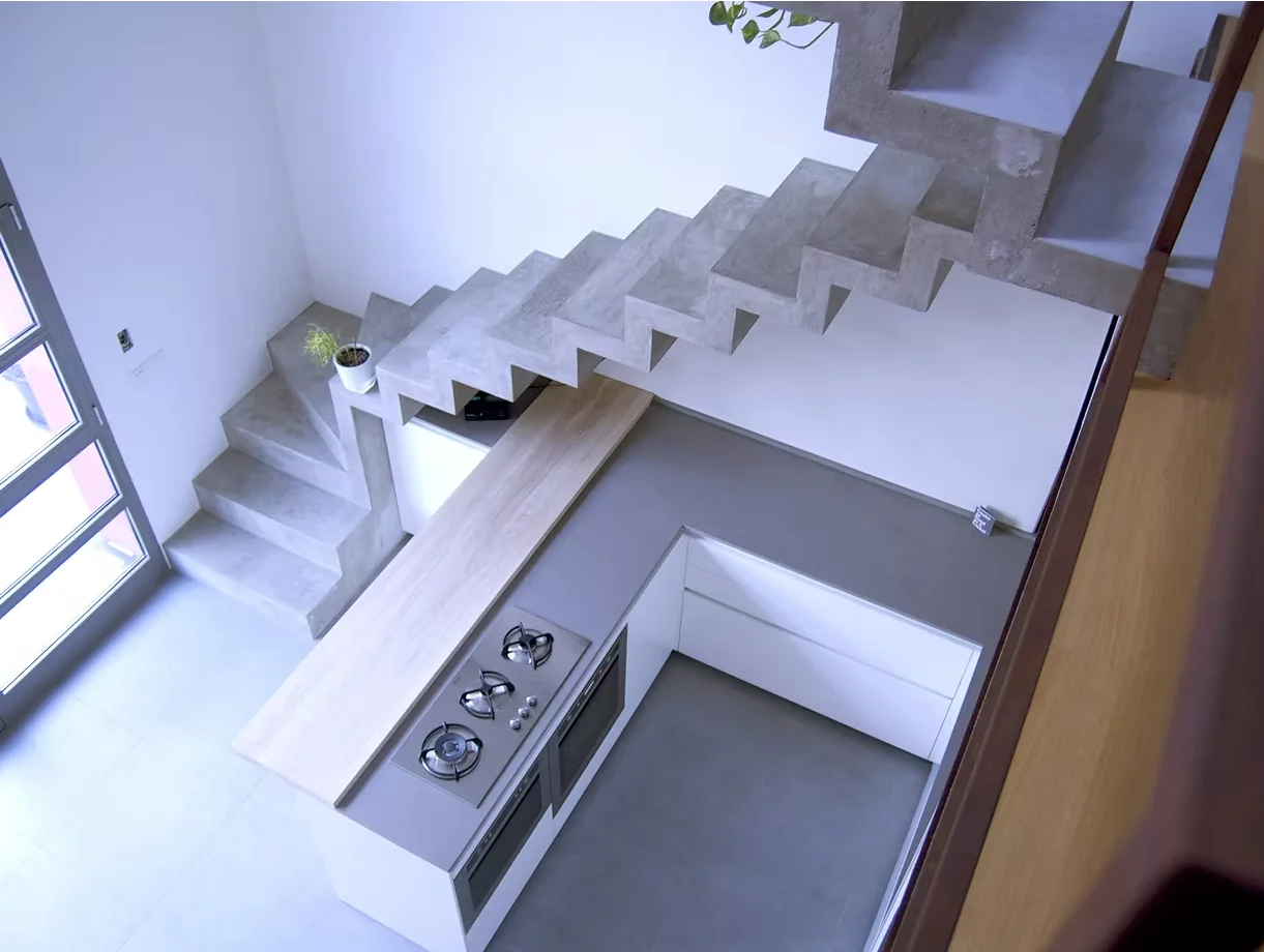 Interno: dettaglio dall'alto di una cucina e di una scala grigia di design